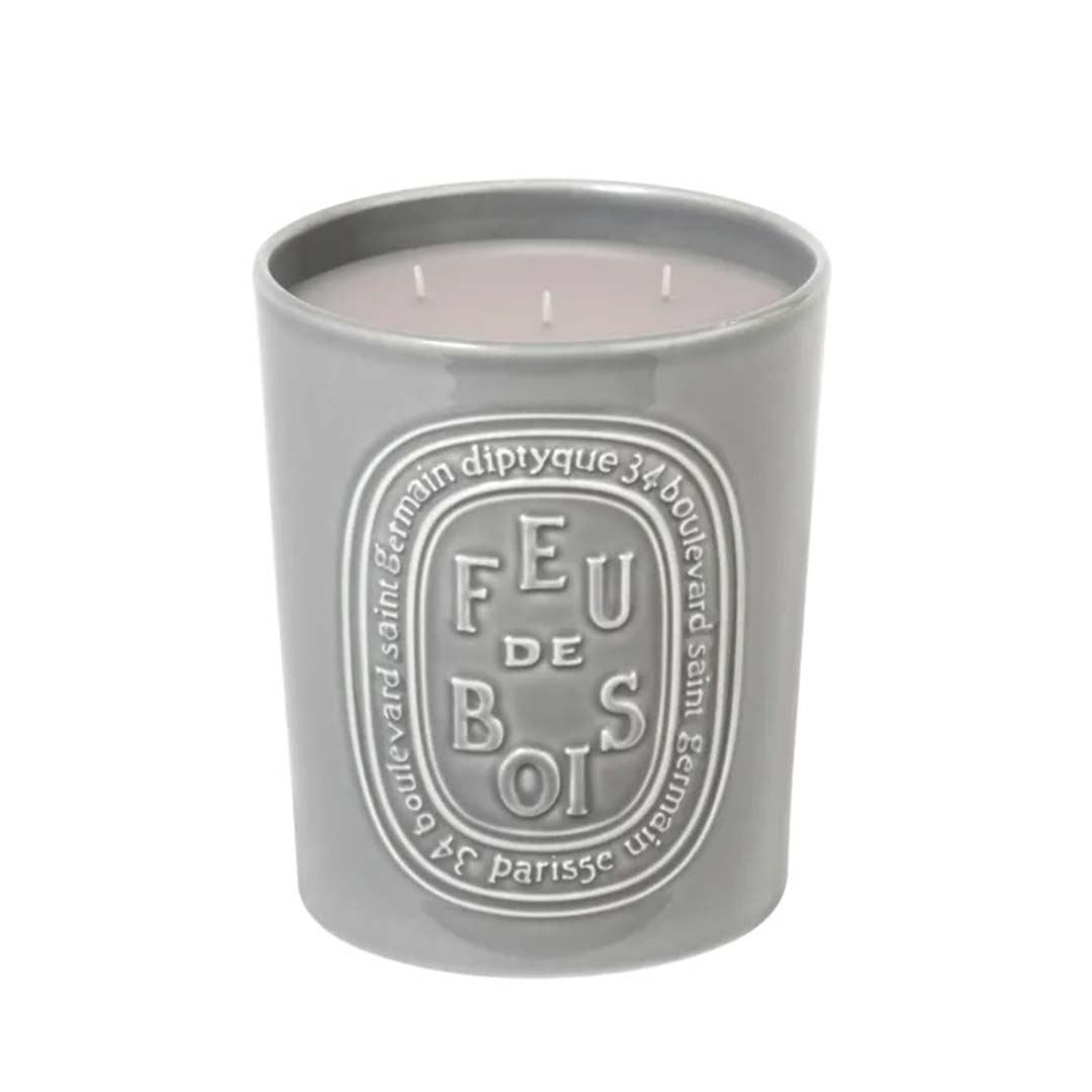 Feu de Bois 600g-duftlys i en grå, emaljert krukke.